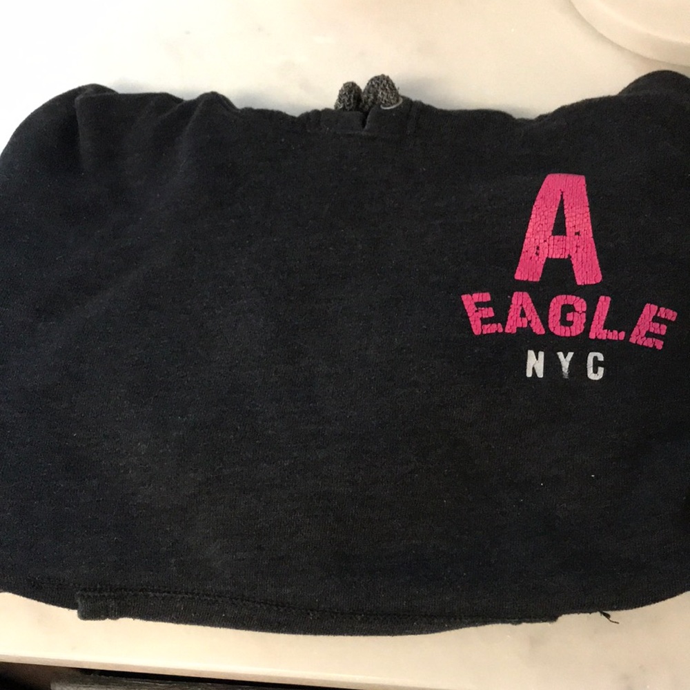 American eagle hoodie size small women ! Color is dark gray !